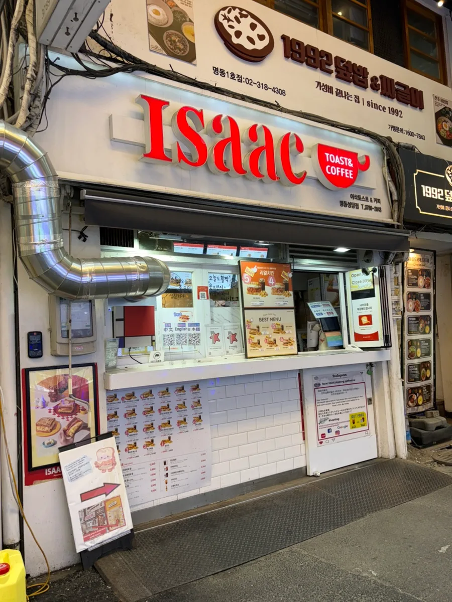 赤い看板のISAAC TOASTの注文窓口