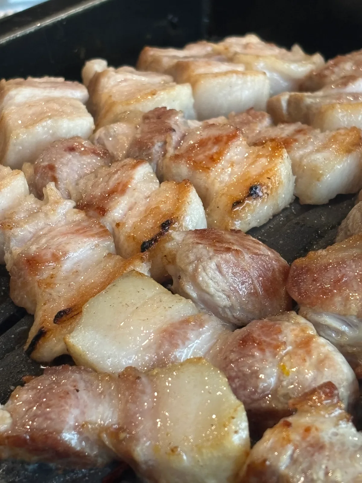 焼き色の付いた豚バラ肉