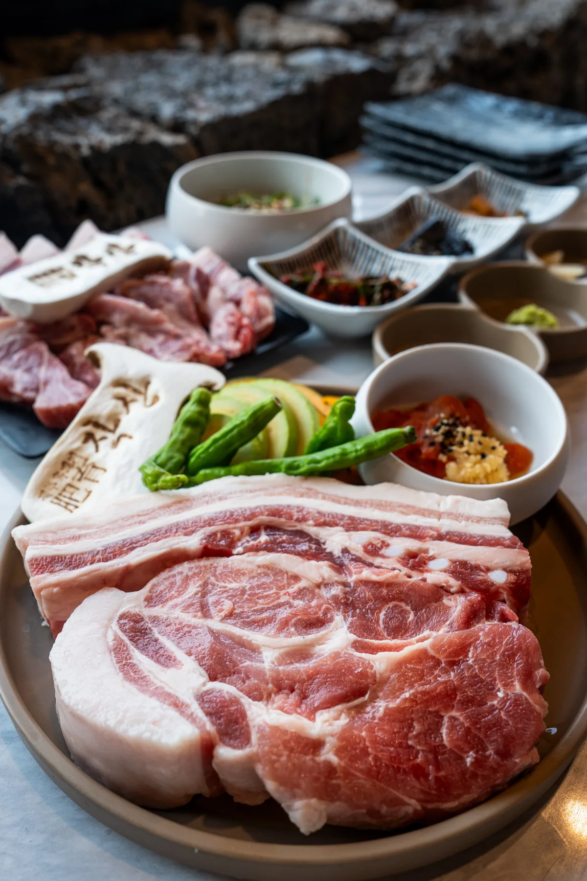 ジャクサン — 厚切り豚肉と野菜、小鉢の盛り付け