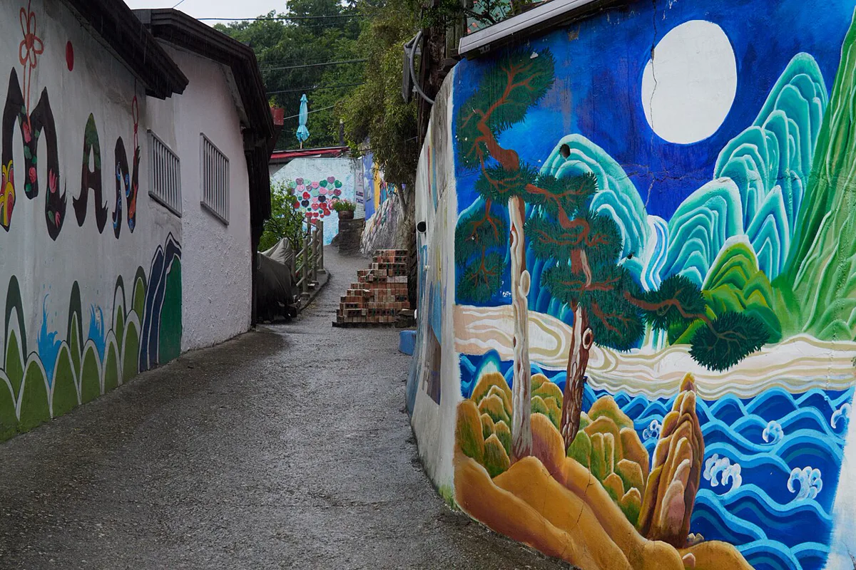 満月と松の山水画が描かれた細い路地