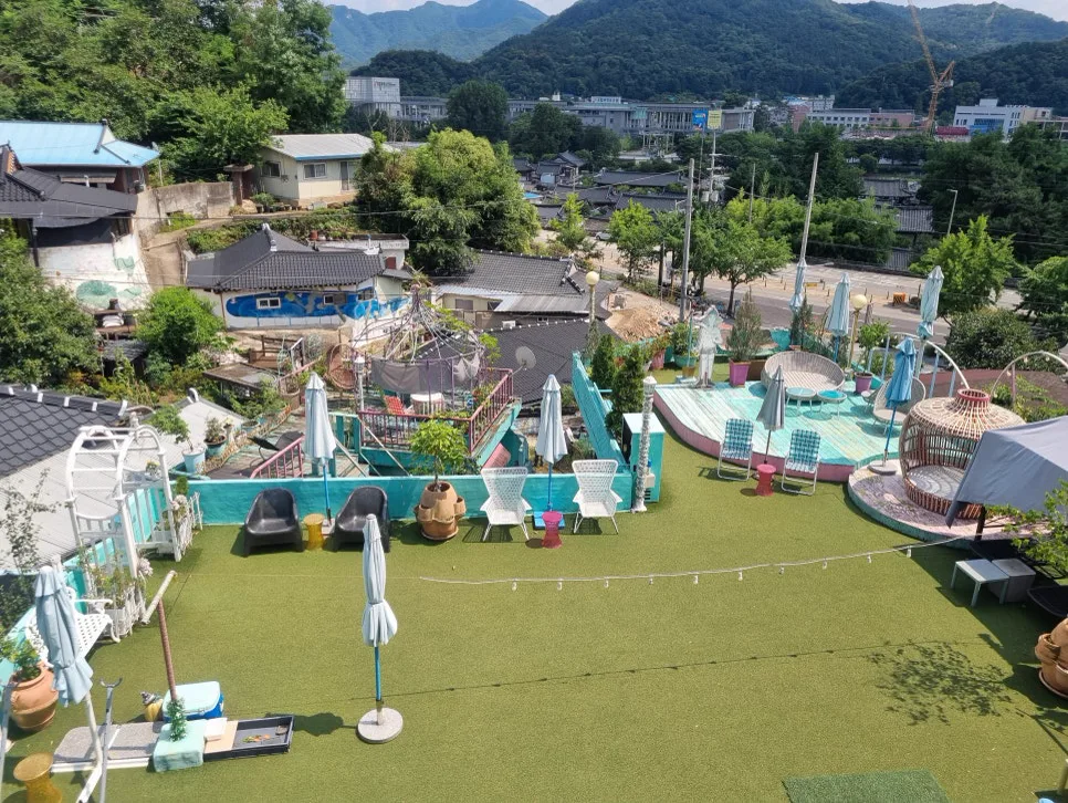 カフェのテラスから見下ろす村の家並みと庭