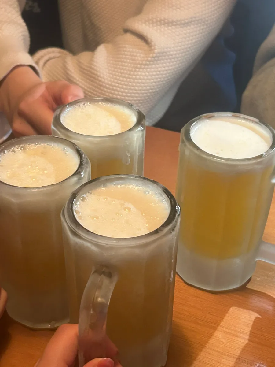 泡立つビールのジョッキ4杯
