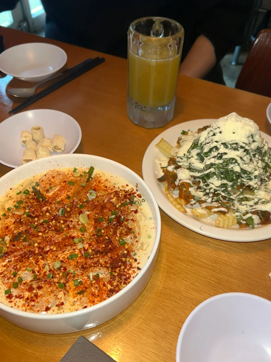 JAYA — 料理とポテトが並ぶ食卓