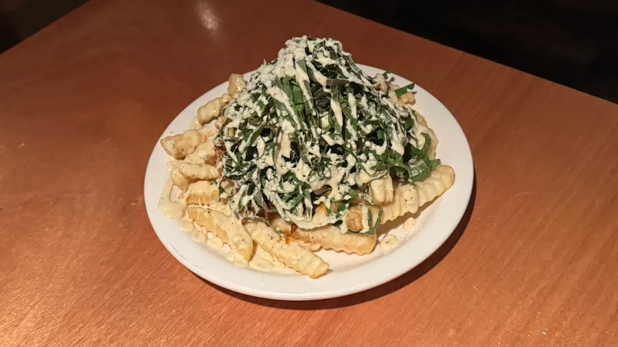 ポテトに重なる葉と白いソース