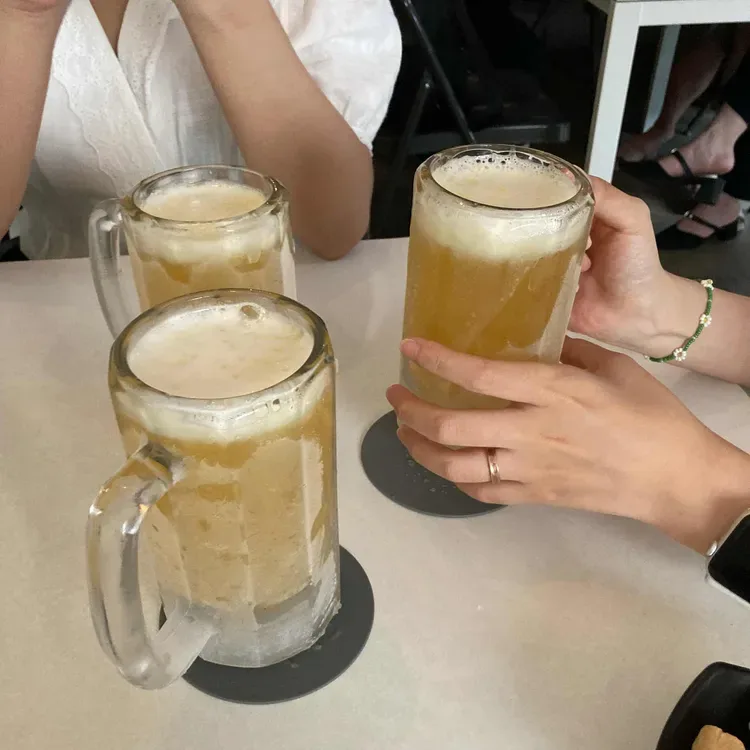 JAYA — 泡立つレモンビールのジョッキ