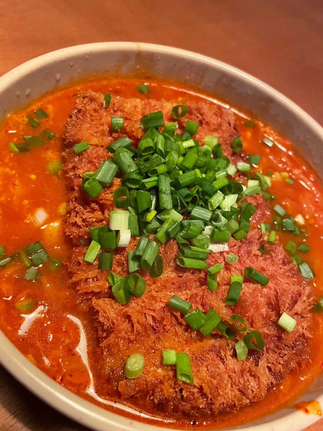 JAYA — トンカツをのせたキムチ鍋