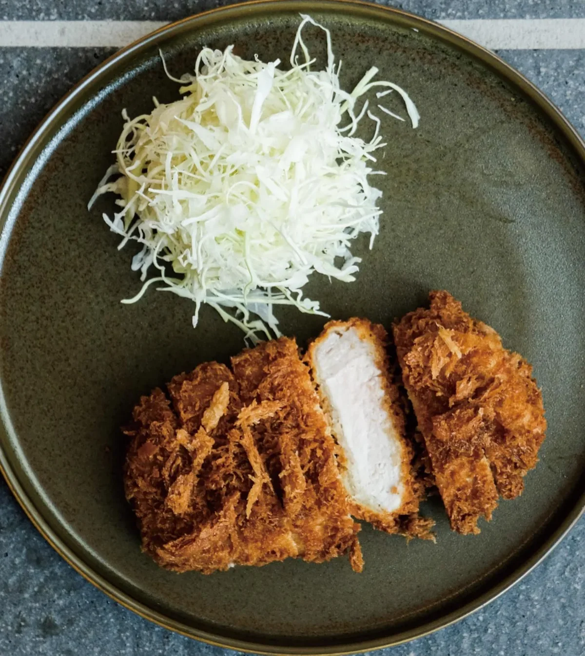 断面が見えるロースカツ