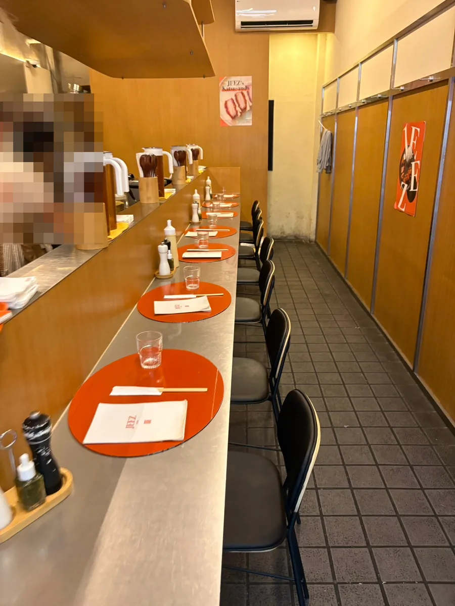 JEEZ — 厨房に沿って並ぶカウンター席