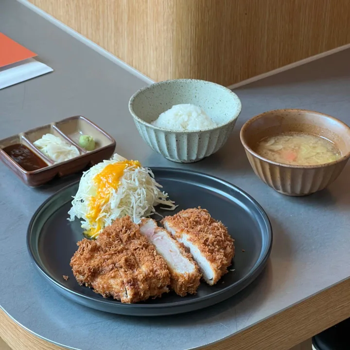 JEEZ — ロースカツ定食のトレー