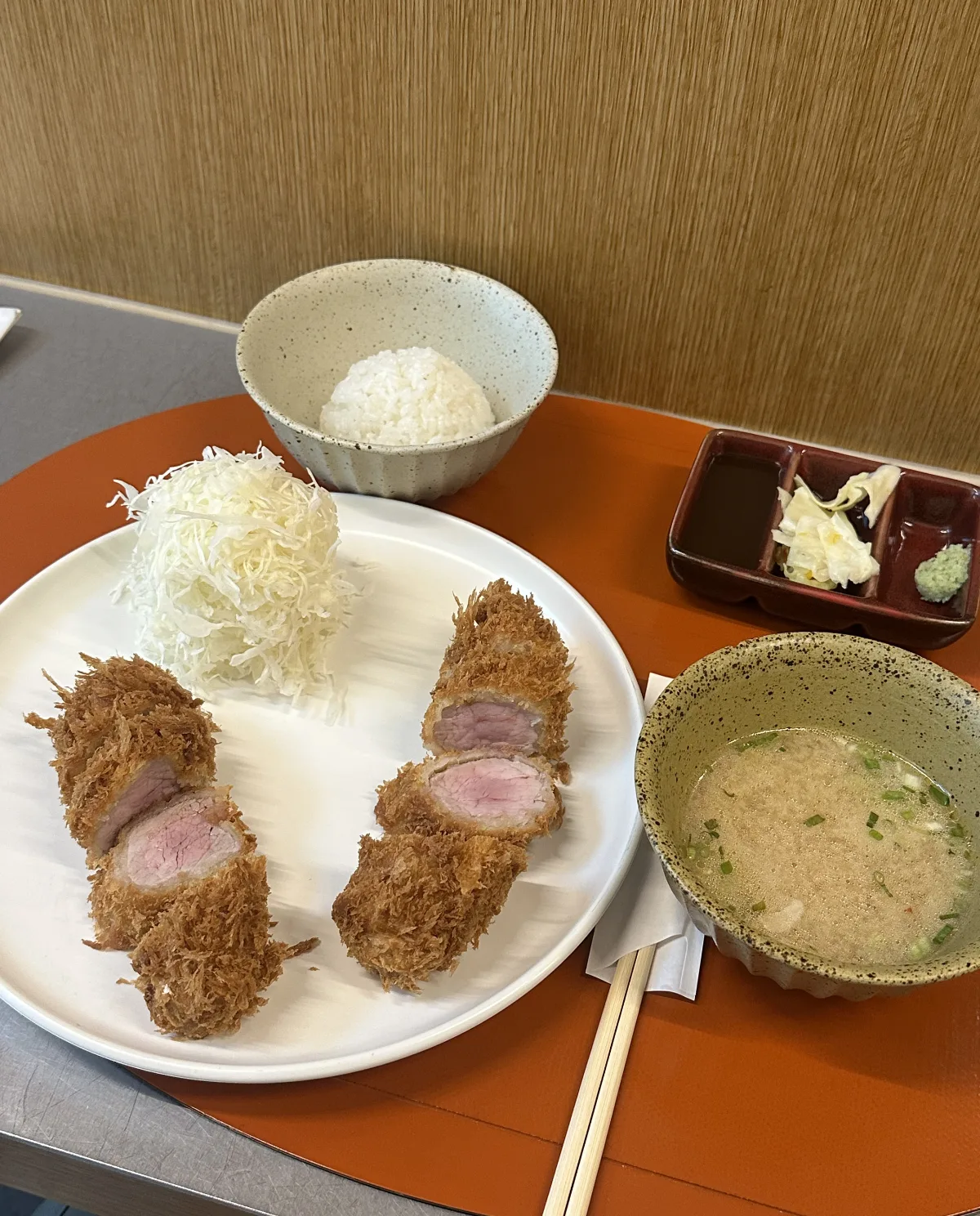 JEEZ — ヒレカツ定食とご飯・汁物
