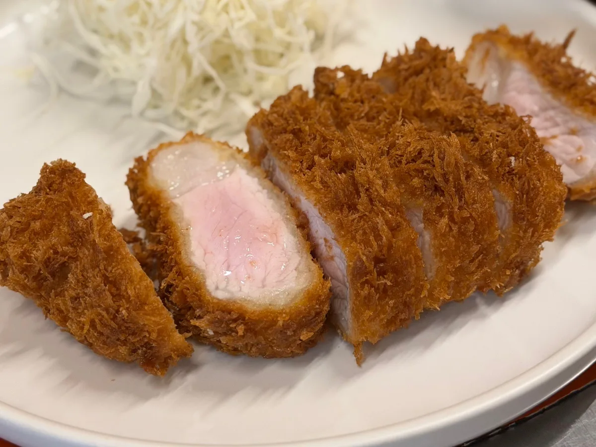 JEEZ — 断面がほんのりピンク色の厚切りとんかつ