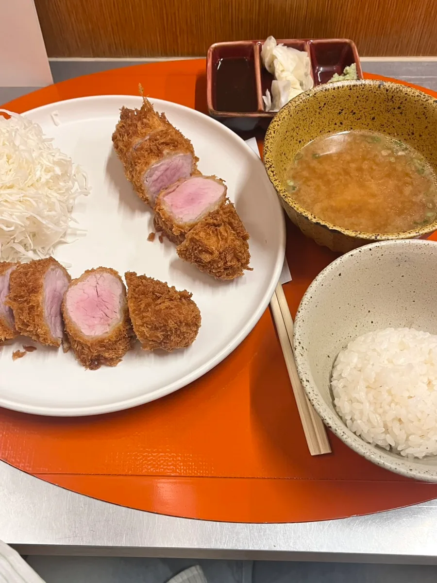 ヒレカツ定食とご飯・汁物