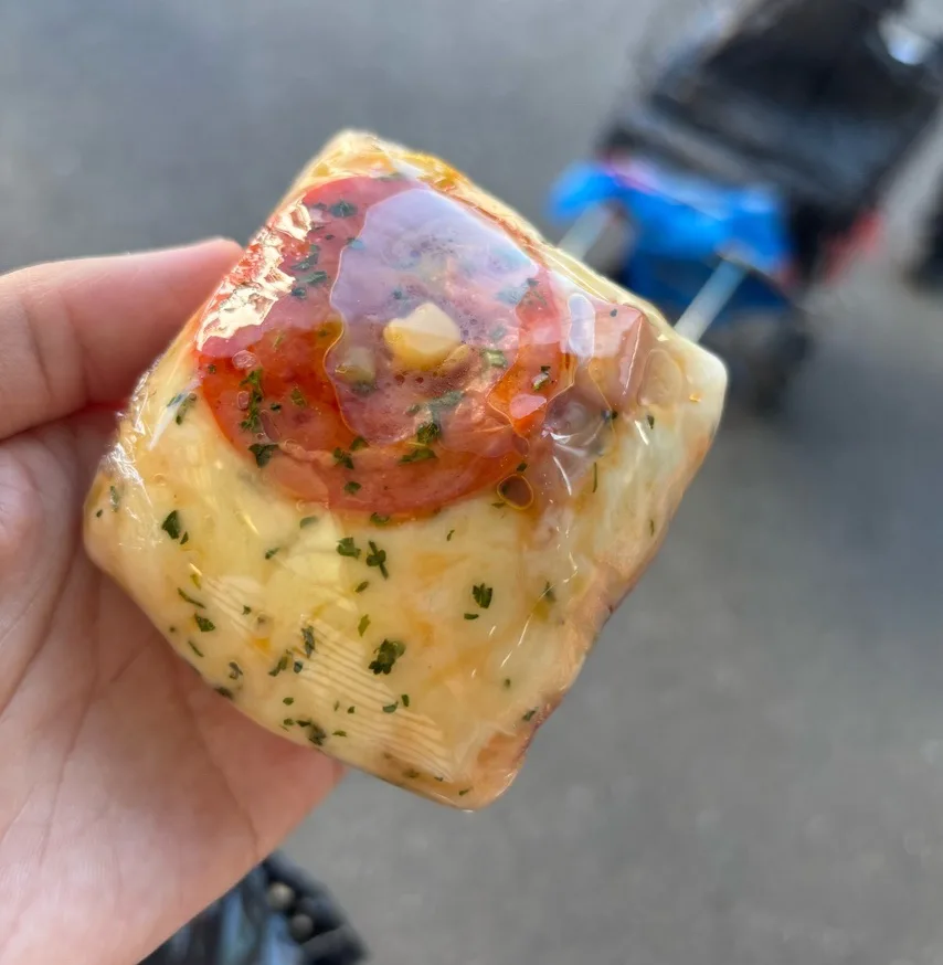 チェイルトックチプ 面牧店 — 手に持ったピザソルギ