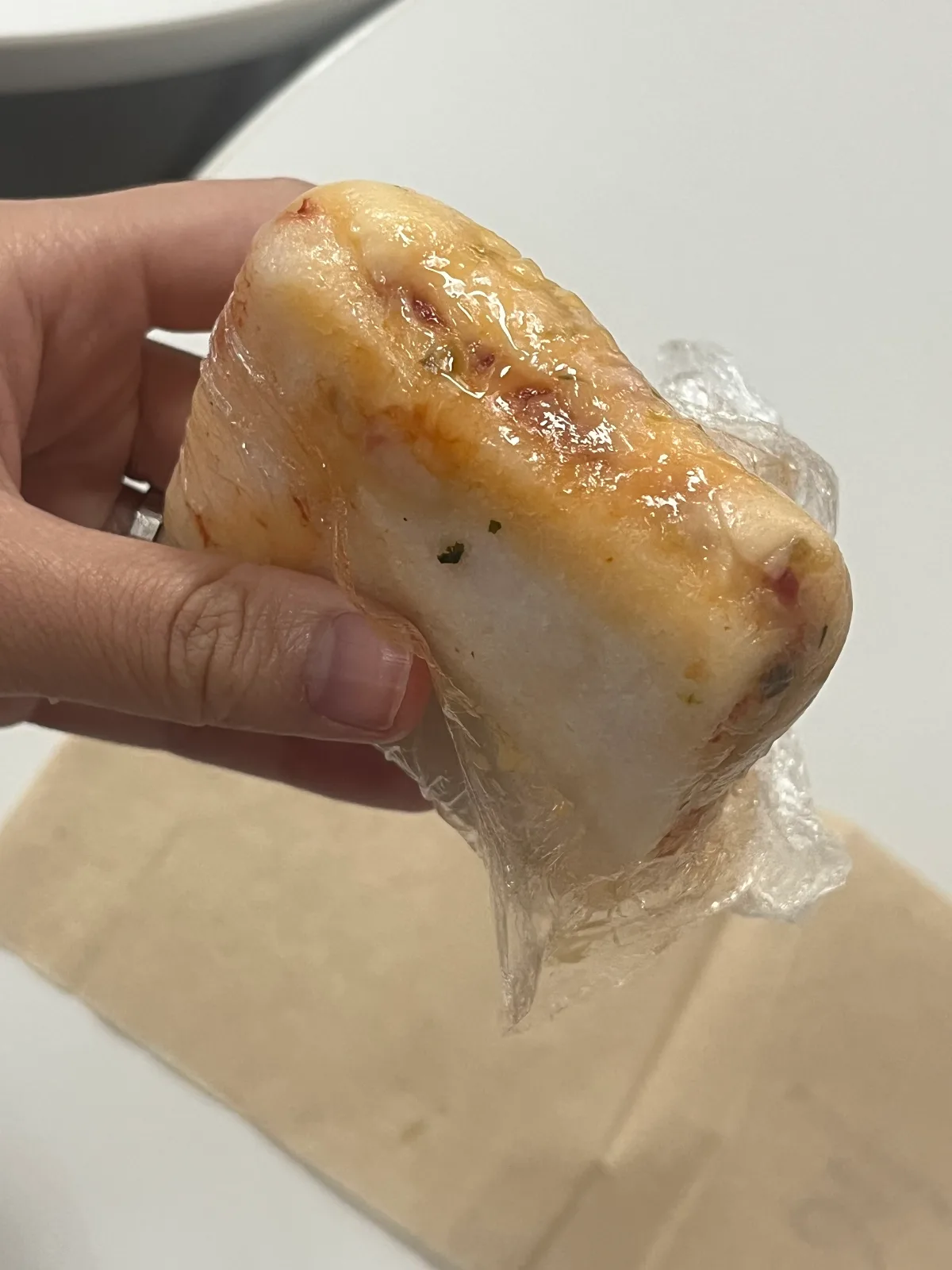 焼き色のついた餅とチーズ