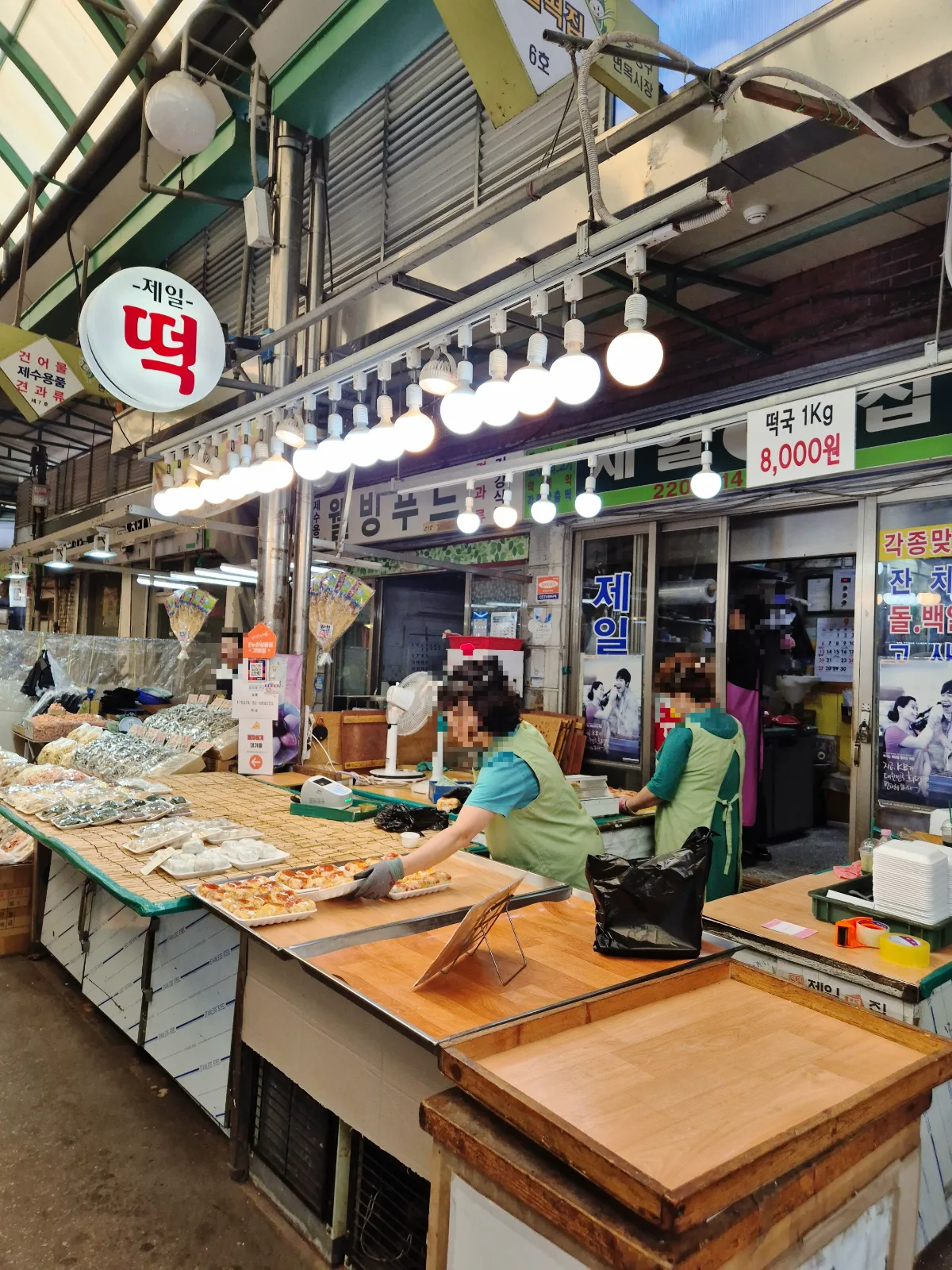 チェイルトックチプ 面牧店 — 丸い餅の看板と店先の売り場