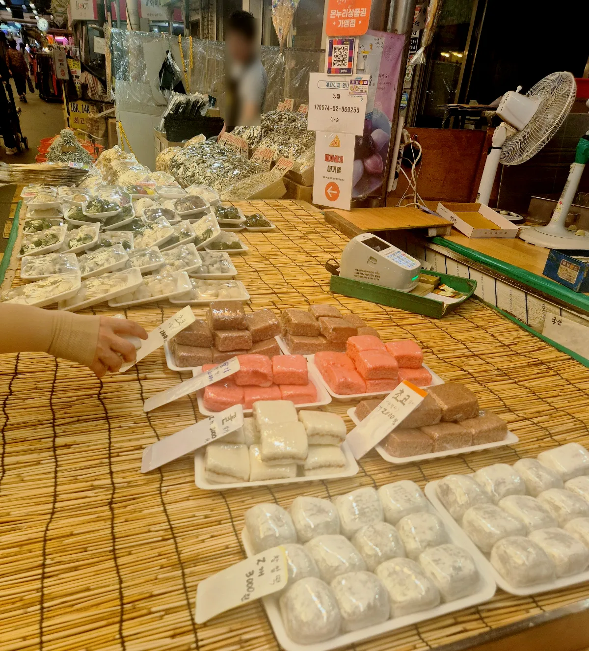 チェイルトックチプ 面牧店 — 色とりどりの餅が並ぶ売り場