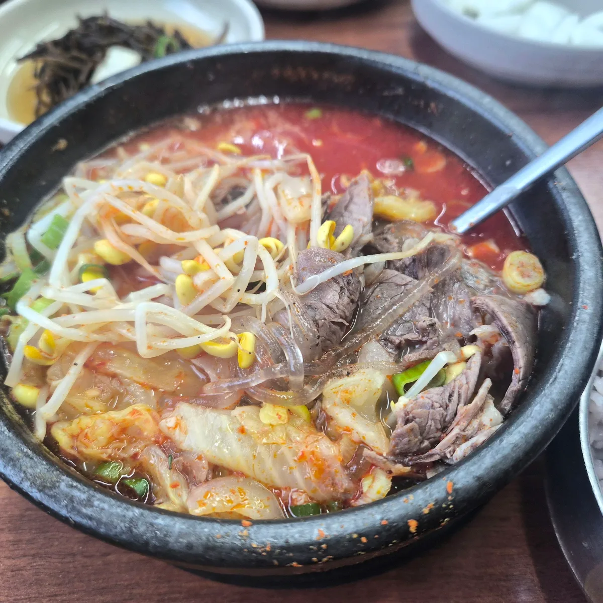 牛肉と豆もやしたっぷりのスープ
