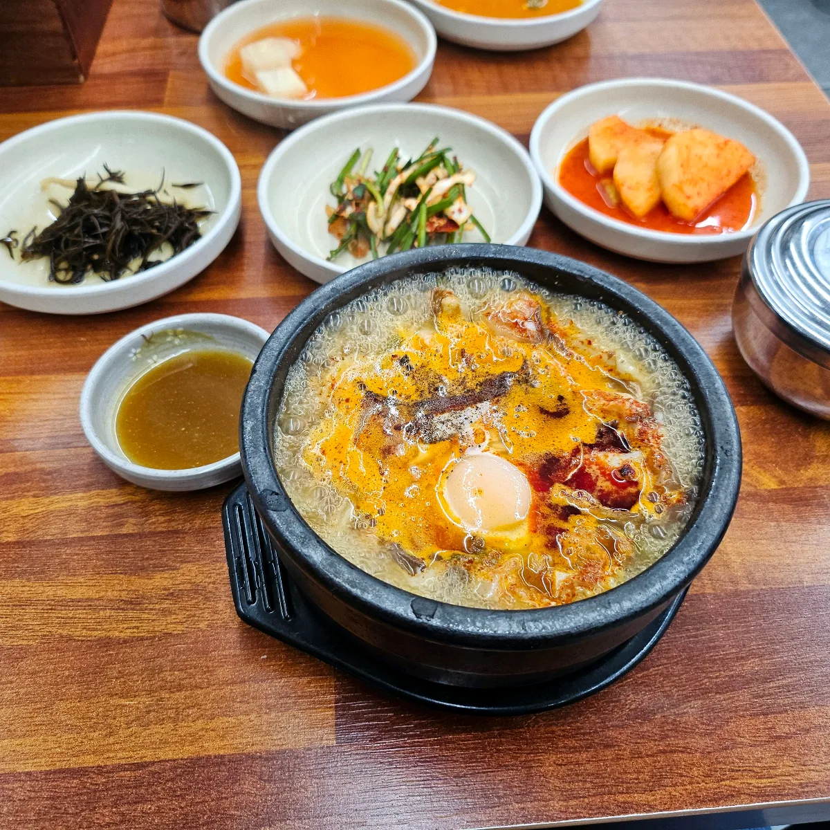スンプンヘジャングク 咸徳店 — 卵を落としたスープと小鉢