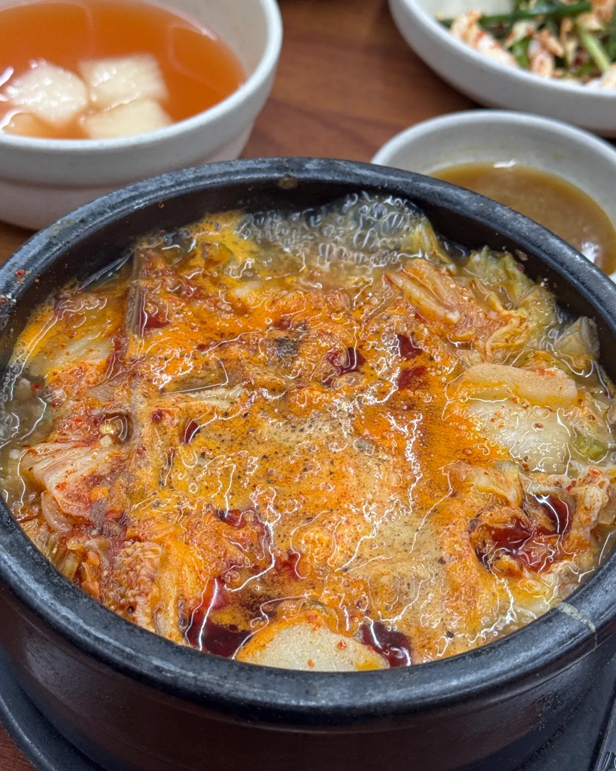 土鍋で煮立つ赤いスープ
