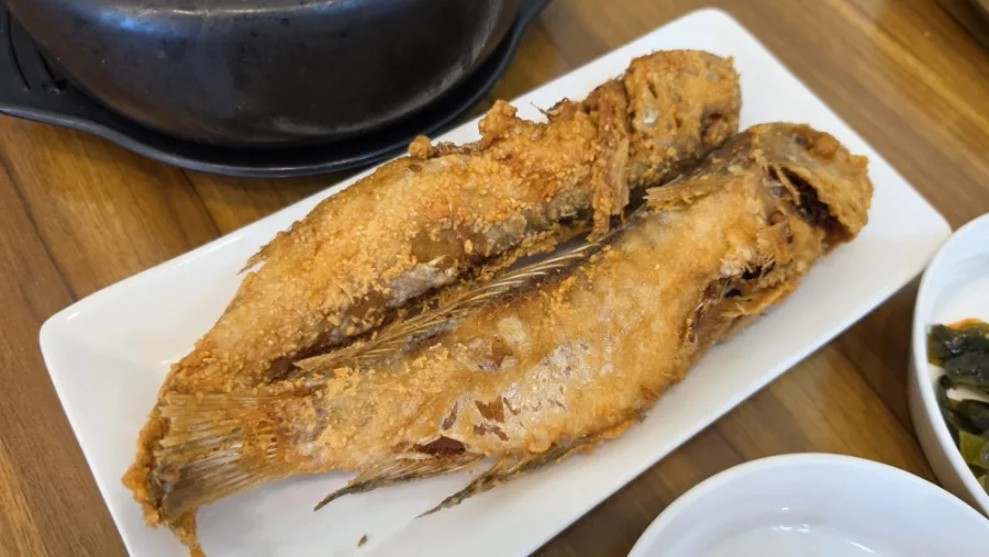長皿に並ぶ丸ごとの焼き魚二尾