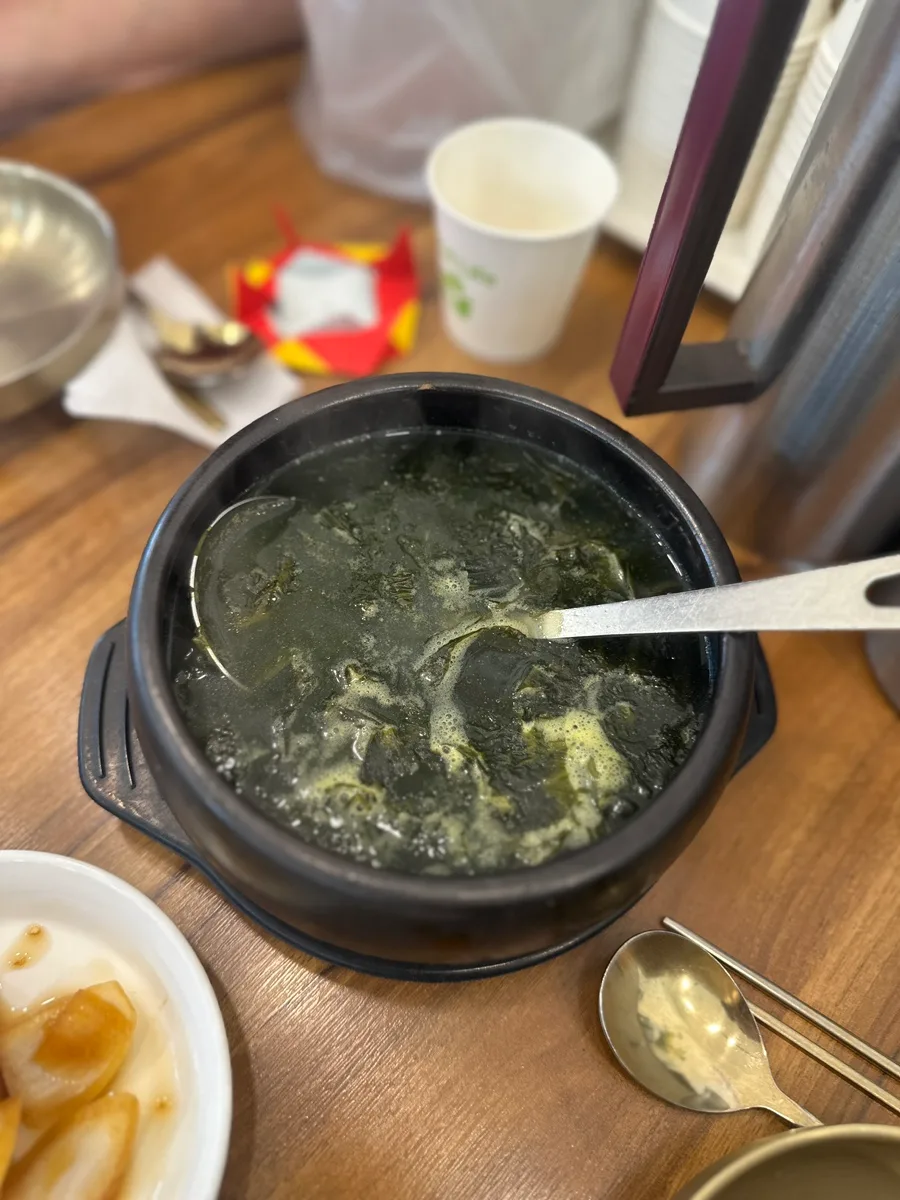 土鍋に入ったわかめスープ