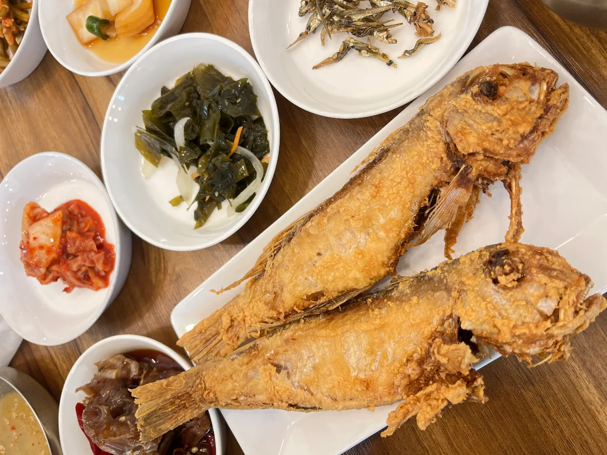 丸ごとの焼き魚二尾と小鉢