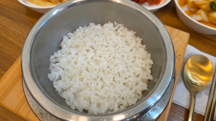 木の台に載せた釜の白ご飯