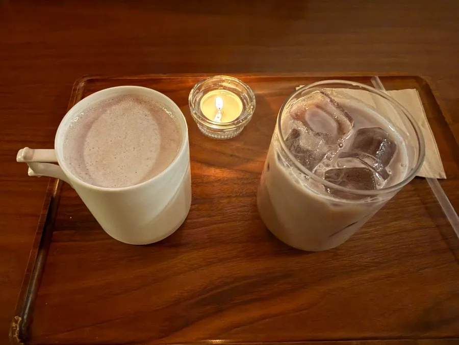 温かいドリンクと氷入りの一杯