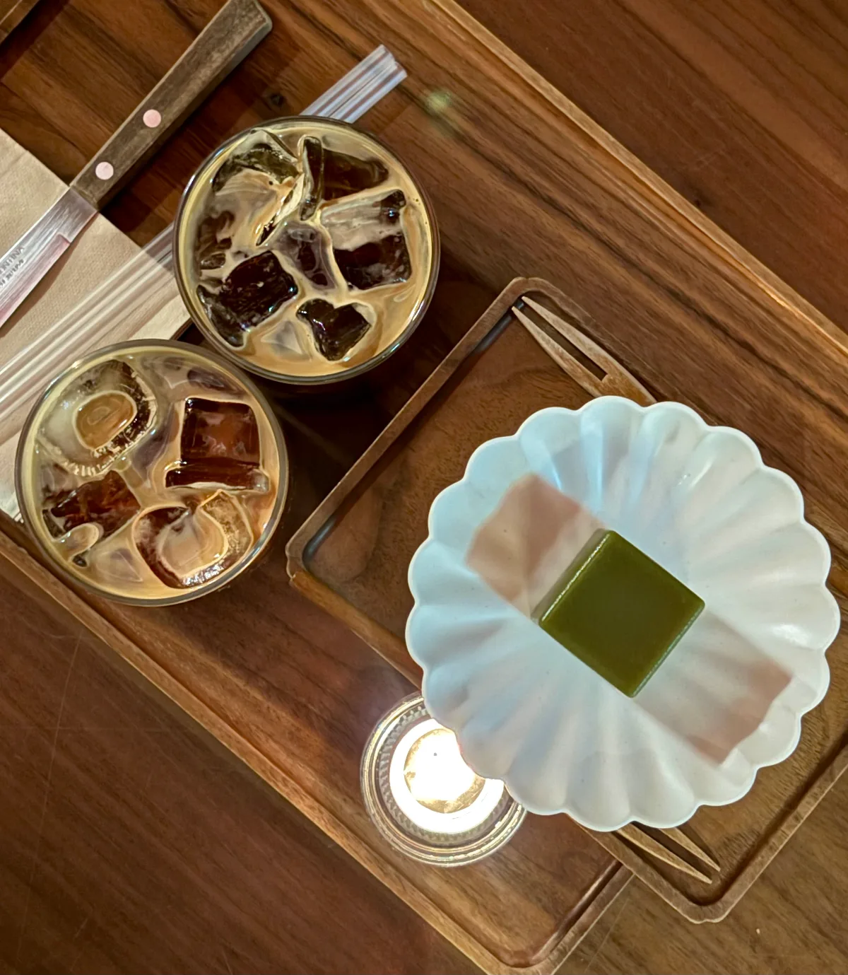 緑の羊羹と氷入りのドリンク