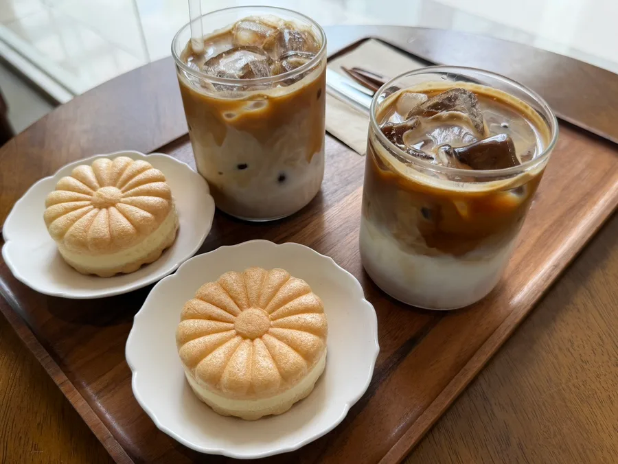 花形のアイスもなかとラテ