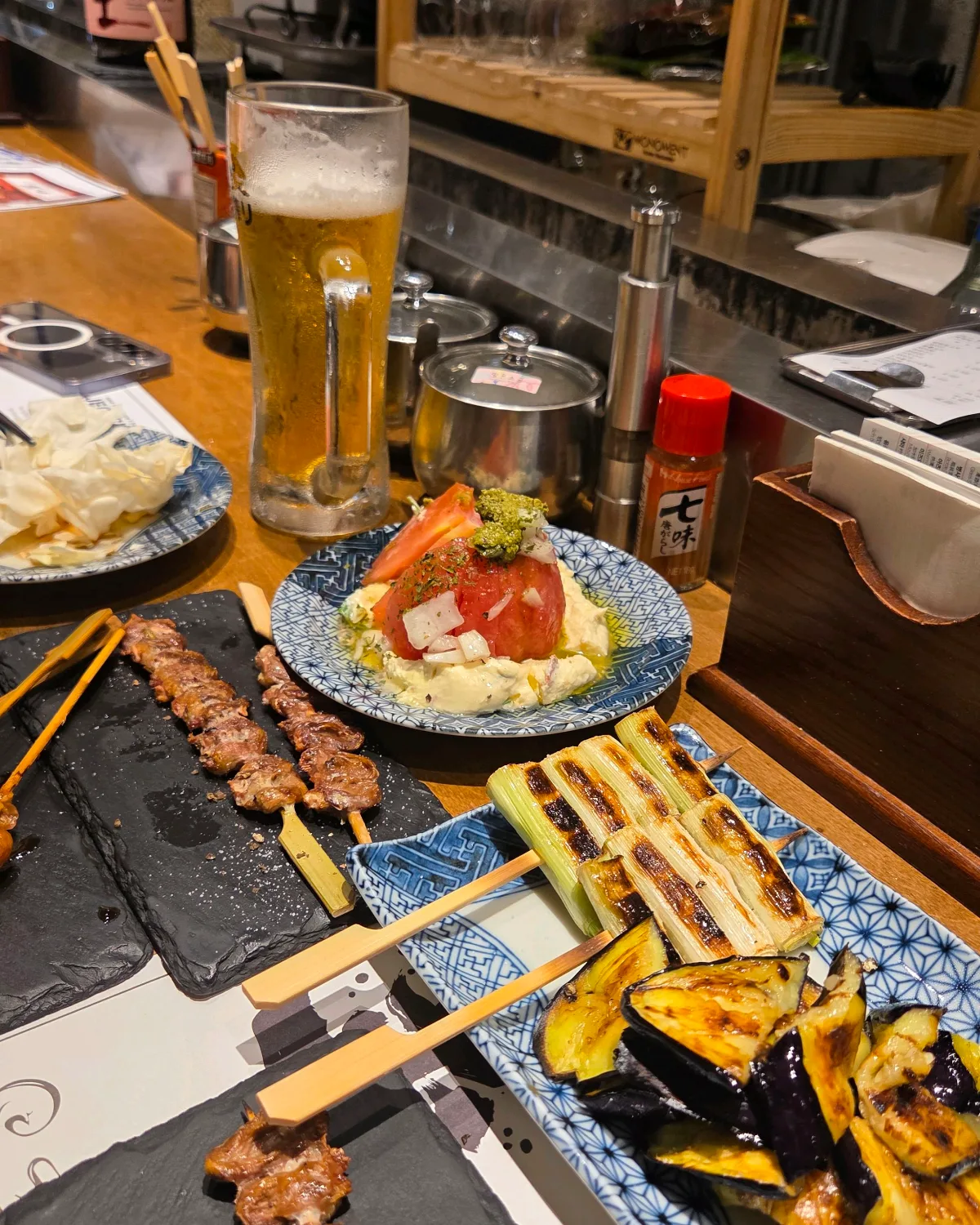 チョクシム — 串焼きと野菜が並ぶ食卓