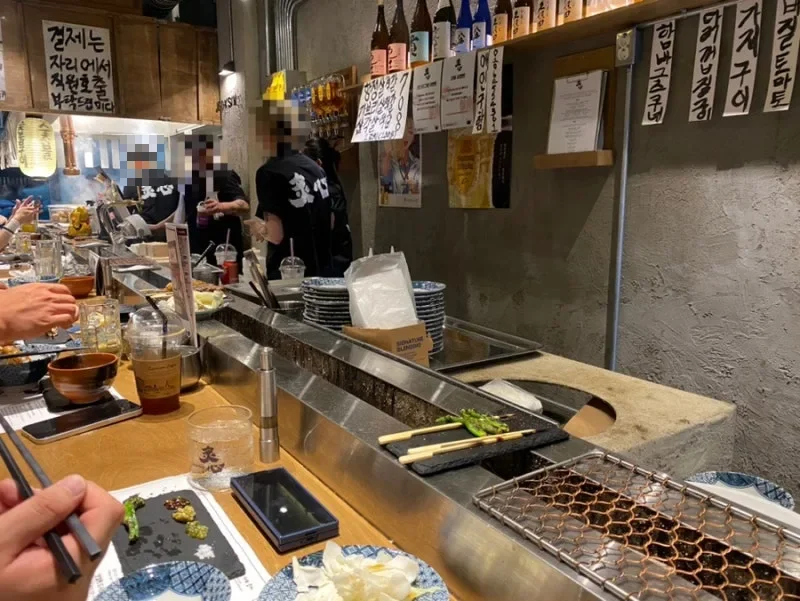 焼き場に面したカウンター席