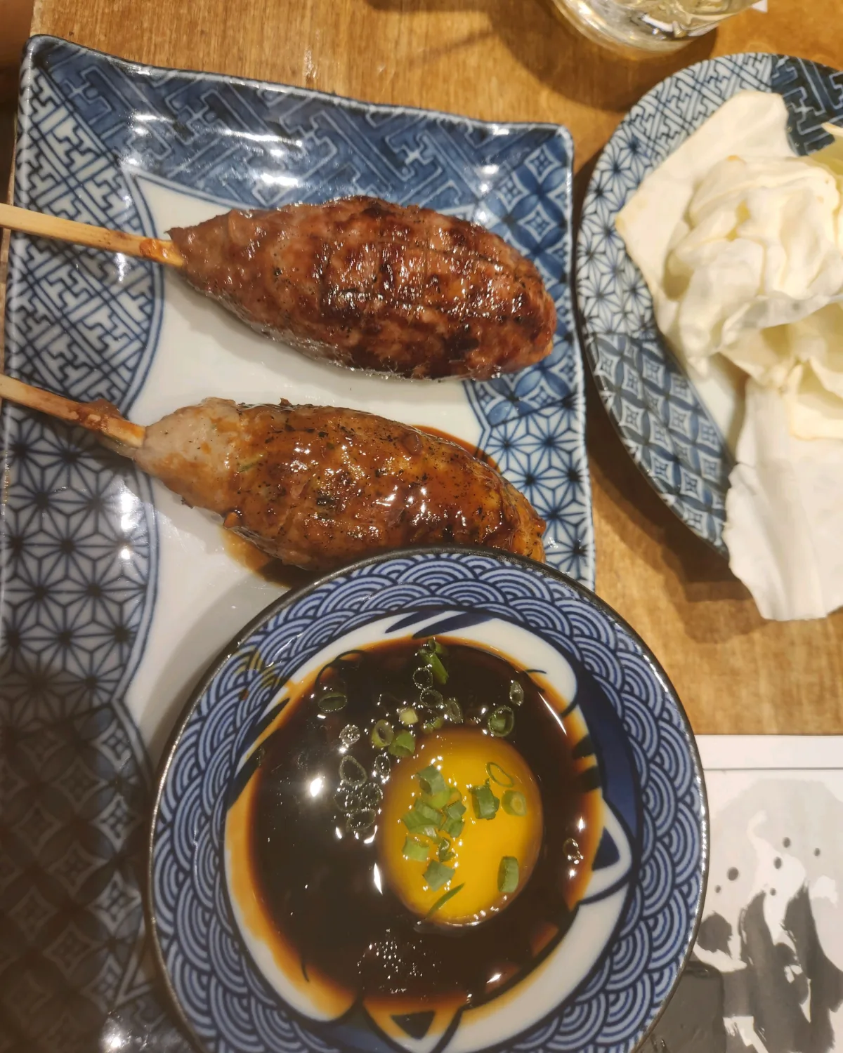 卵黄入りのたれを添えたつくね