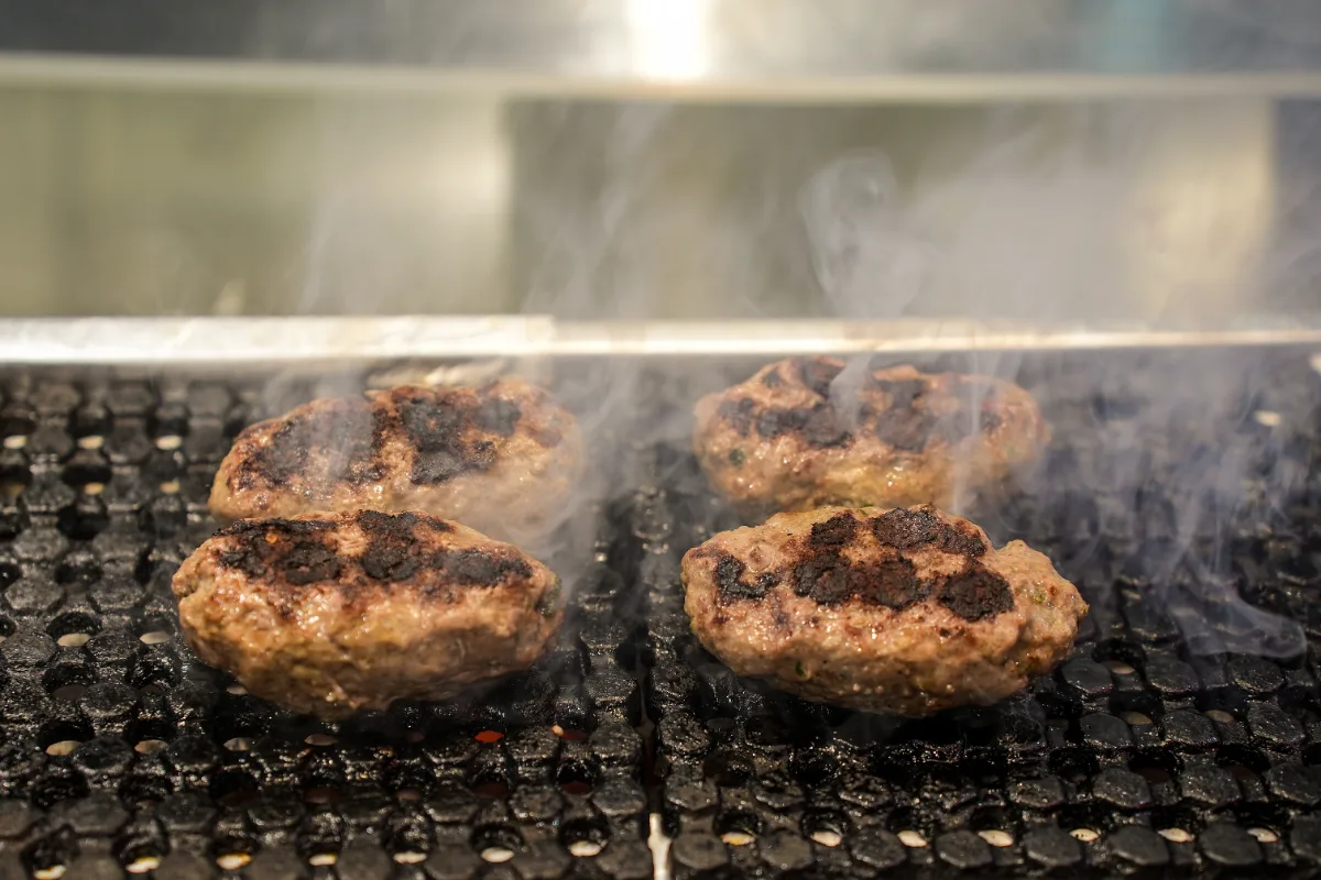 チョクシム — 炭火の網で焼かれるハンバーグ