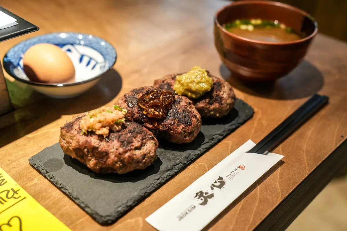 石皿にのった炭火焼きハンバーグ