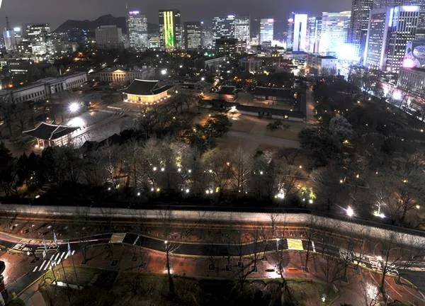 貞洞展望台 — 夜の徳寿宮と街の灯り