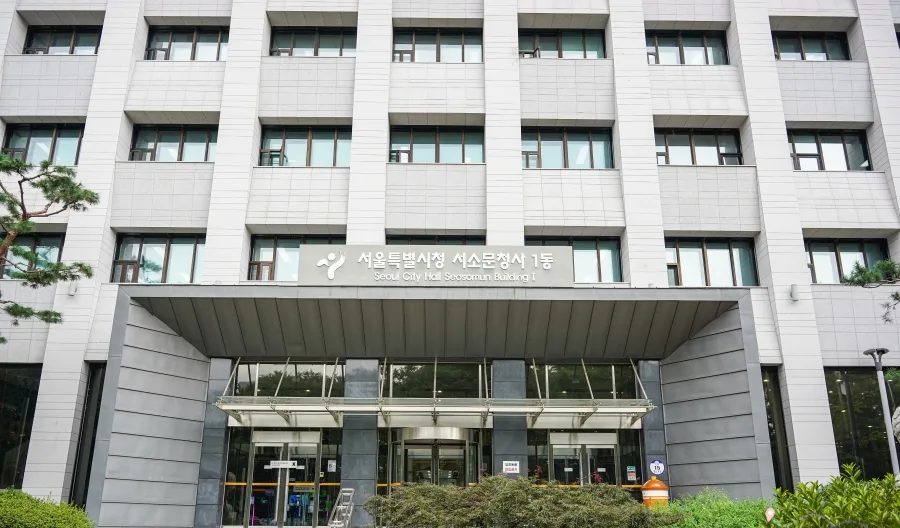 西小門庁舎1棟の正面入口