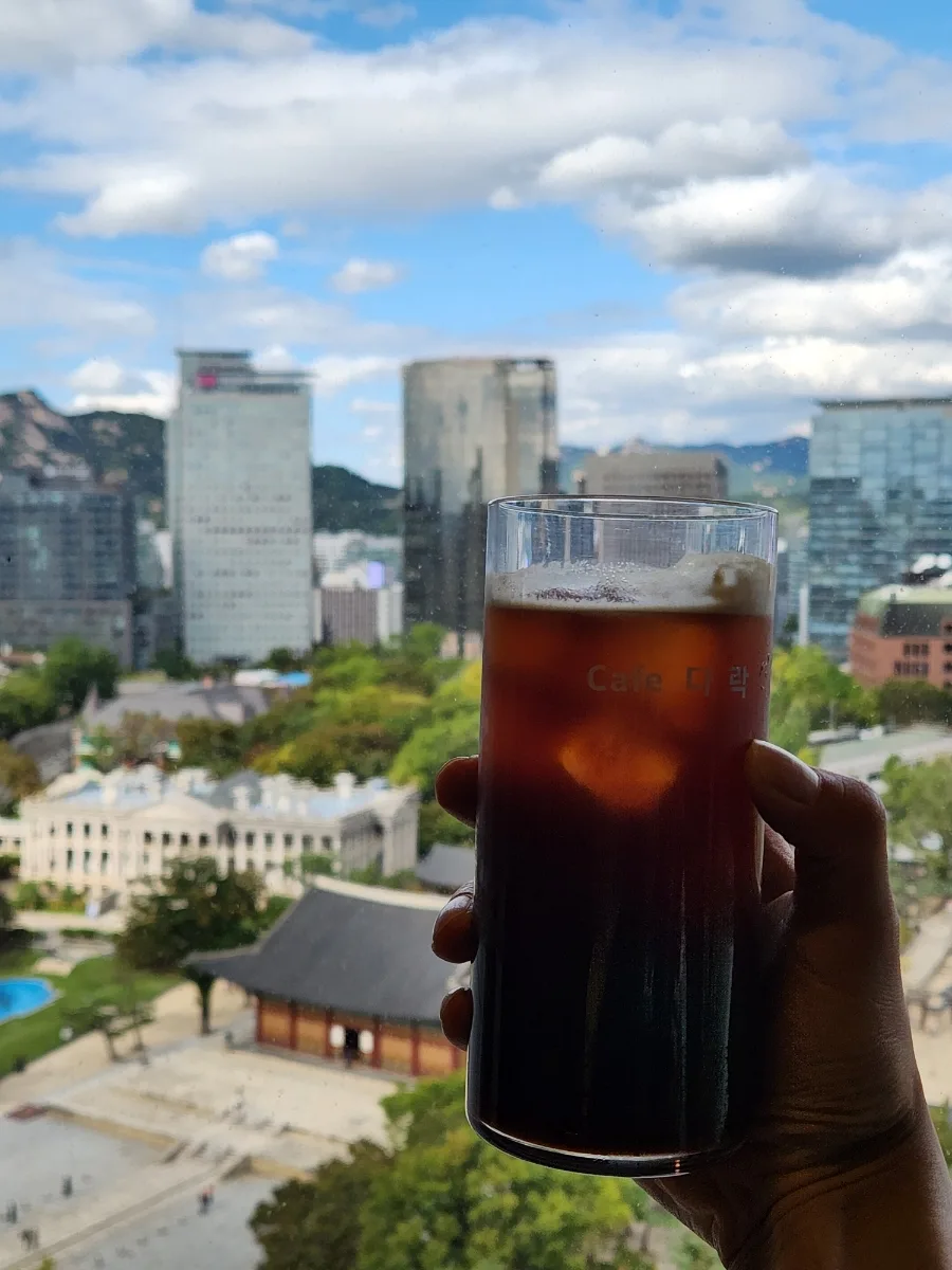冷たい飲み物と窓越しの徳寿宮