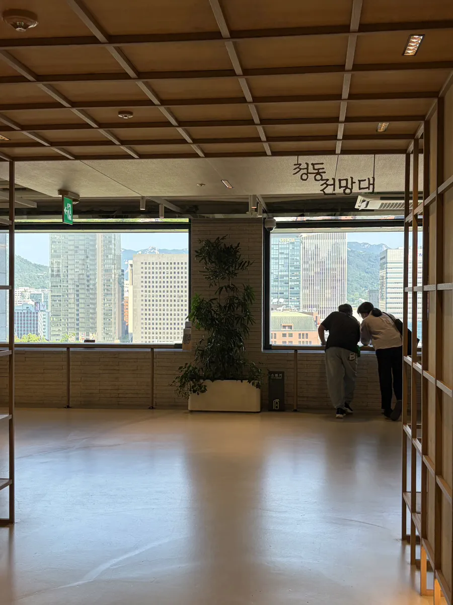 窓の外に街並みが広がる展望スペース