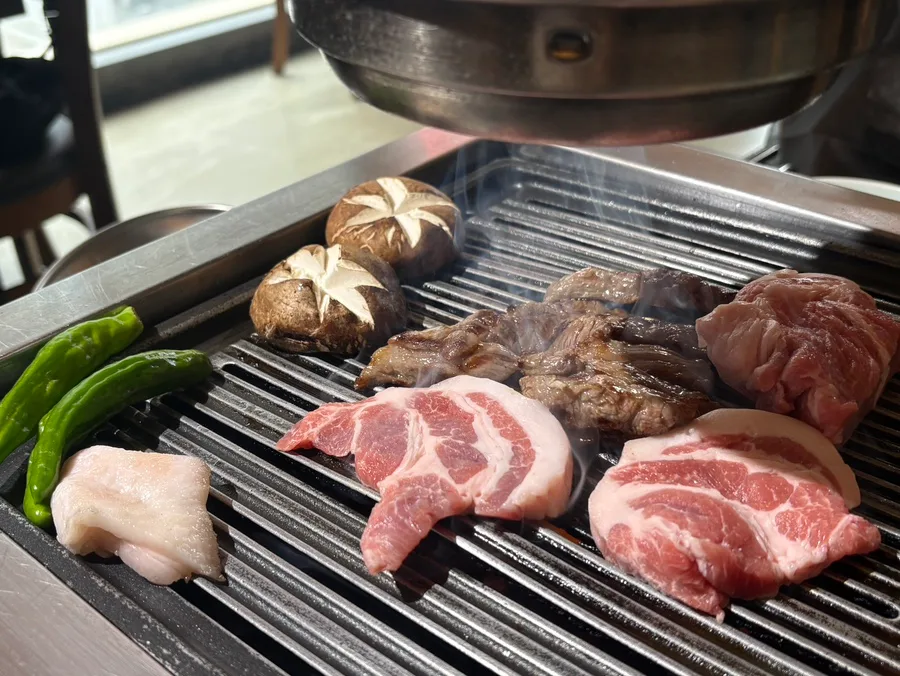 網に並ぶ数種類の豚肉