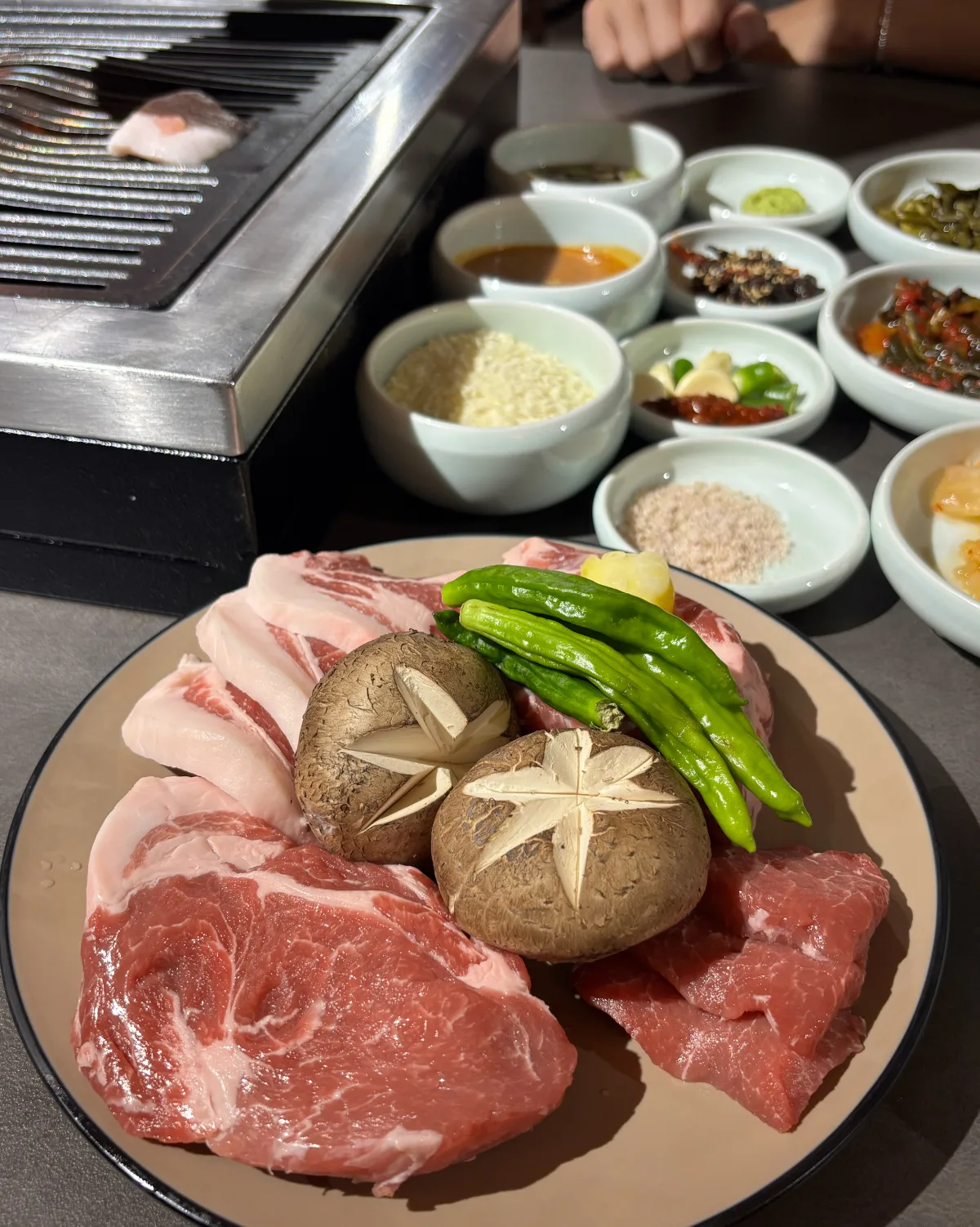 ジョンガク 望遠本店 — 豚肉の皿と並ぶ小鉢
