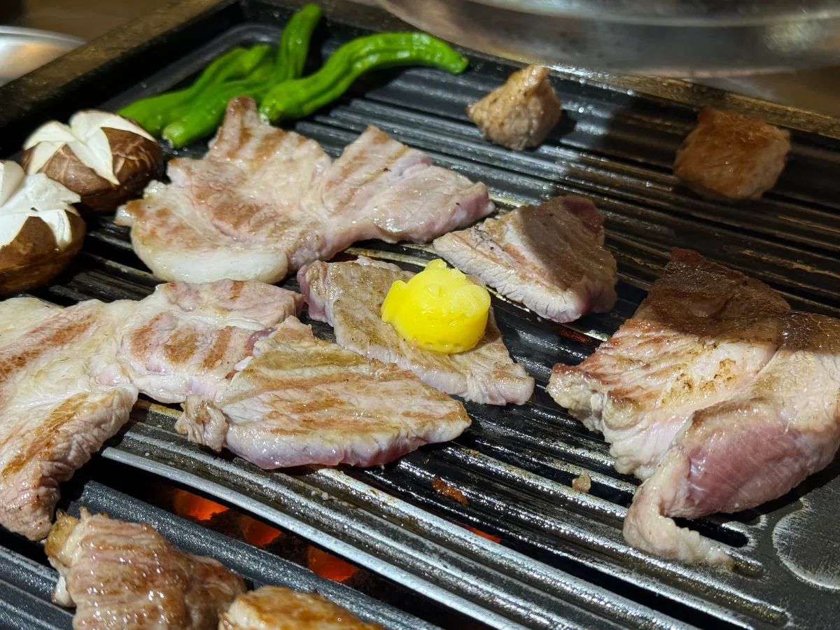 ジョンガク 望遠本店 — 網で焼く豚肉とシイタケ