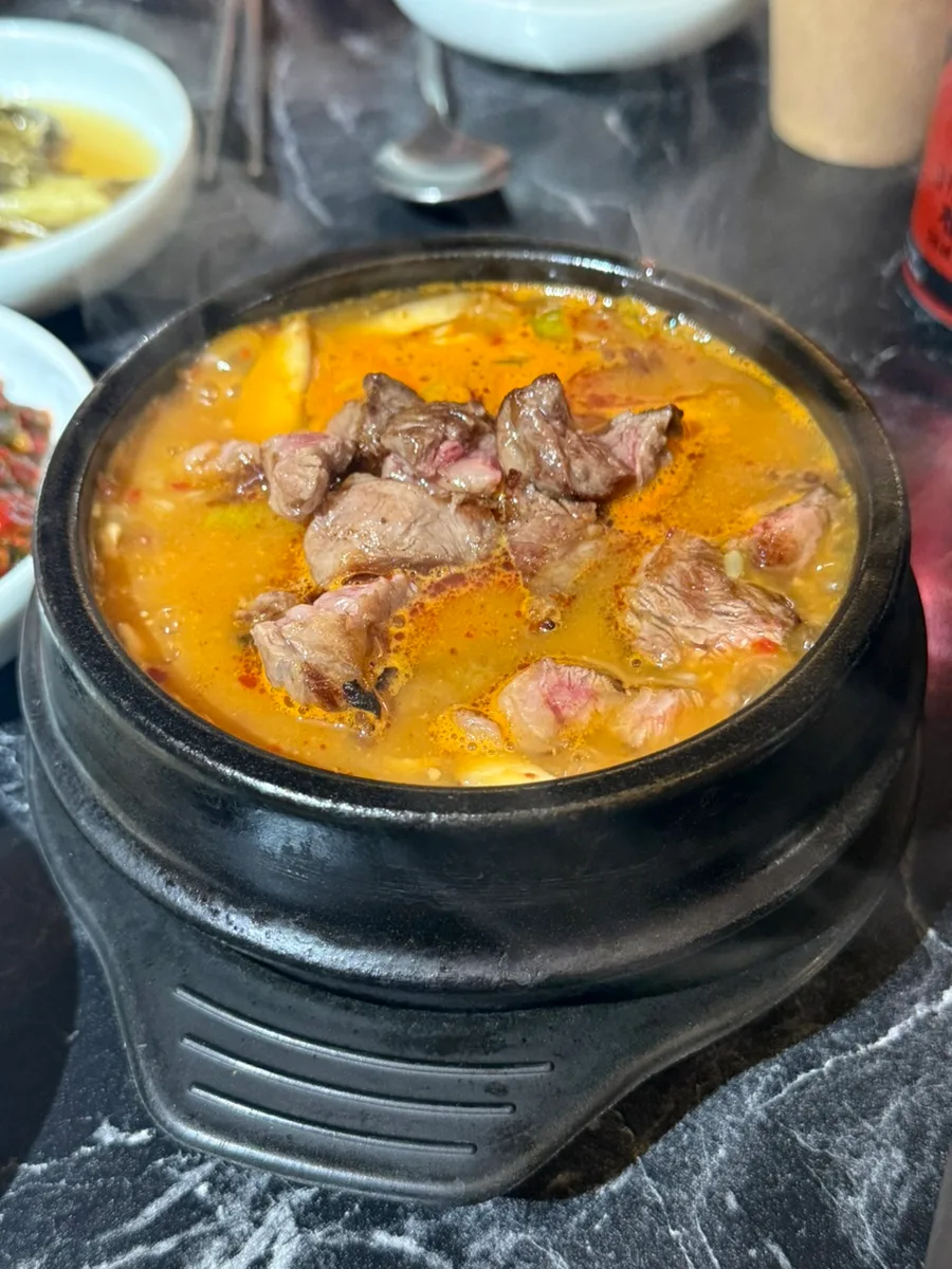 牛肉の入った熱いスープ