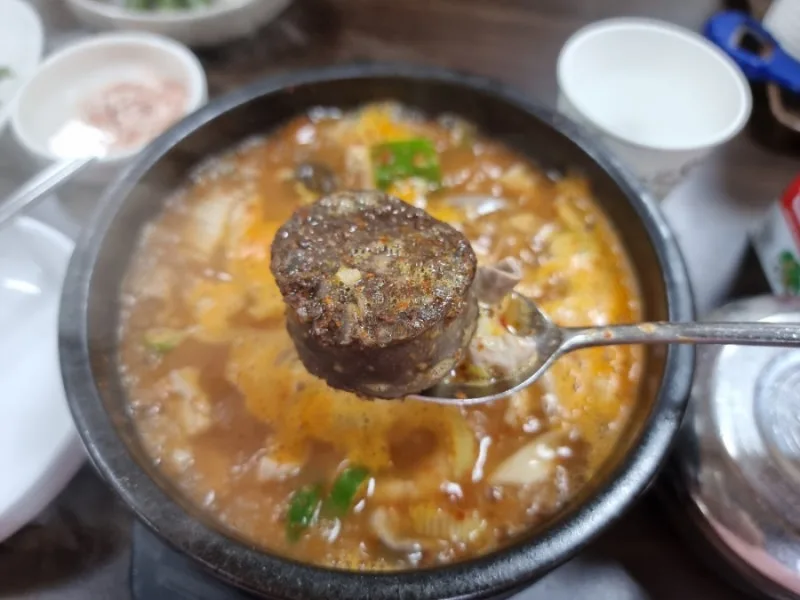 スープからすくい上げたピスンデ