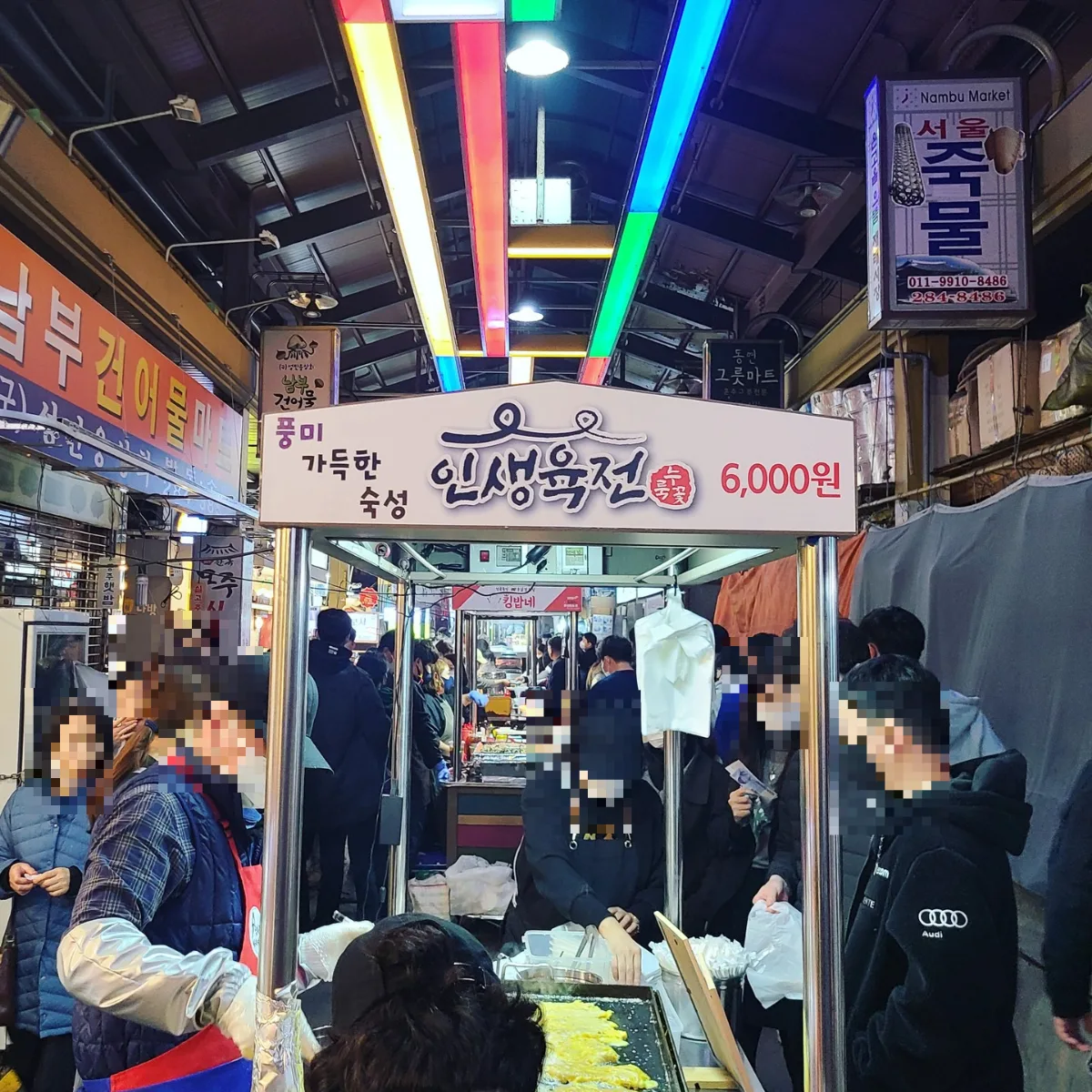 肉のチヂミ屋台に集まる人々