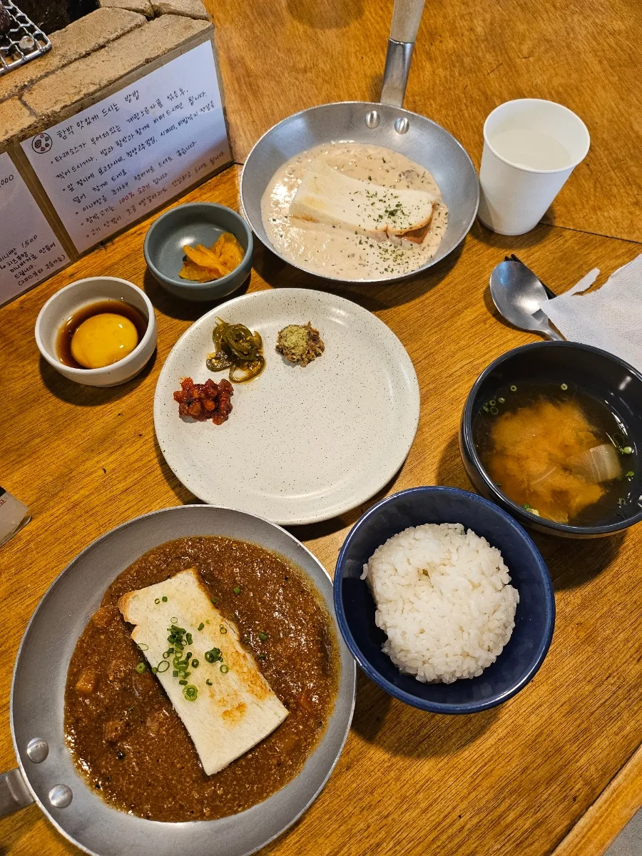 カレーとクリームソースの皿