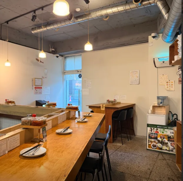 至福点 — 木のカウンターが並ぶ店内