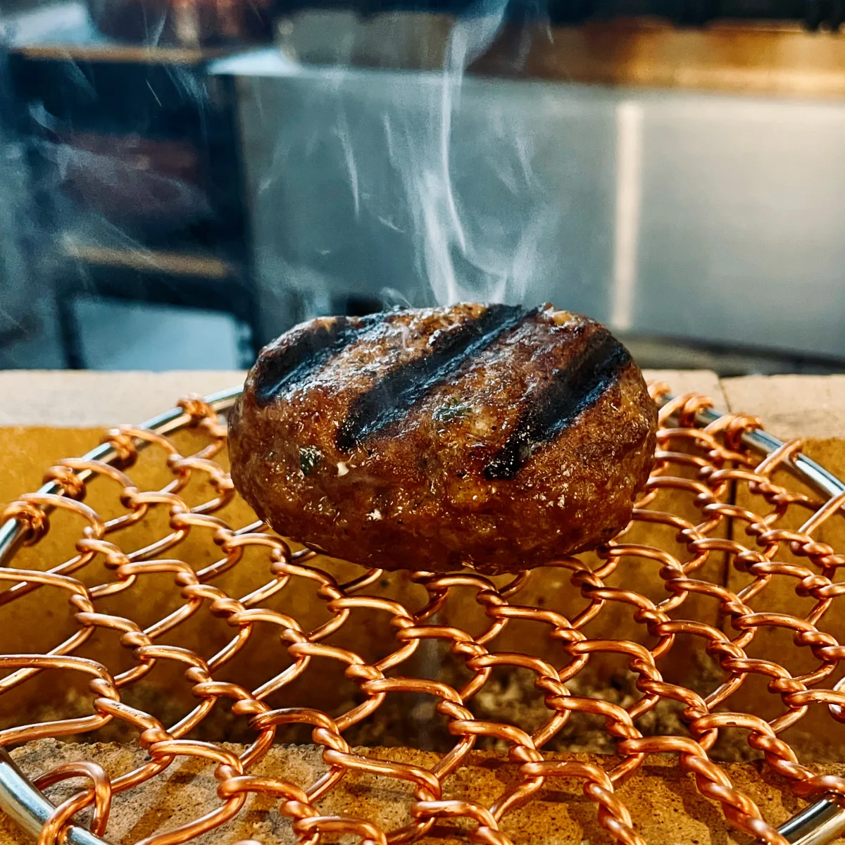 至福点 — 湯気の立つ網の上の炭火ハンバーグ