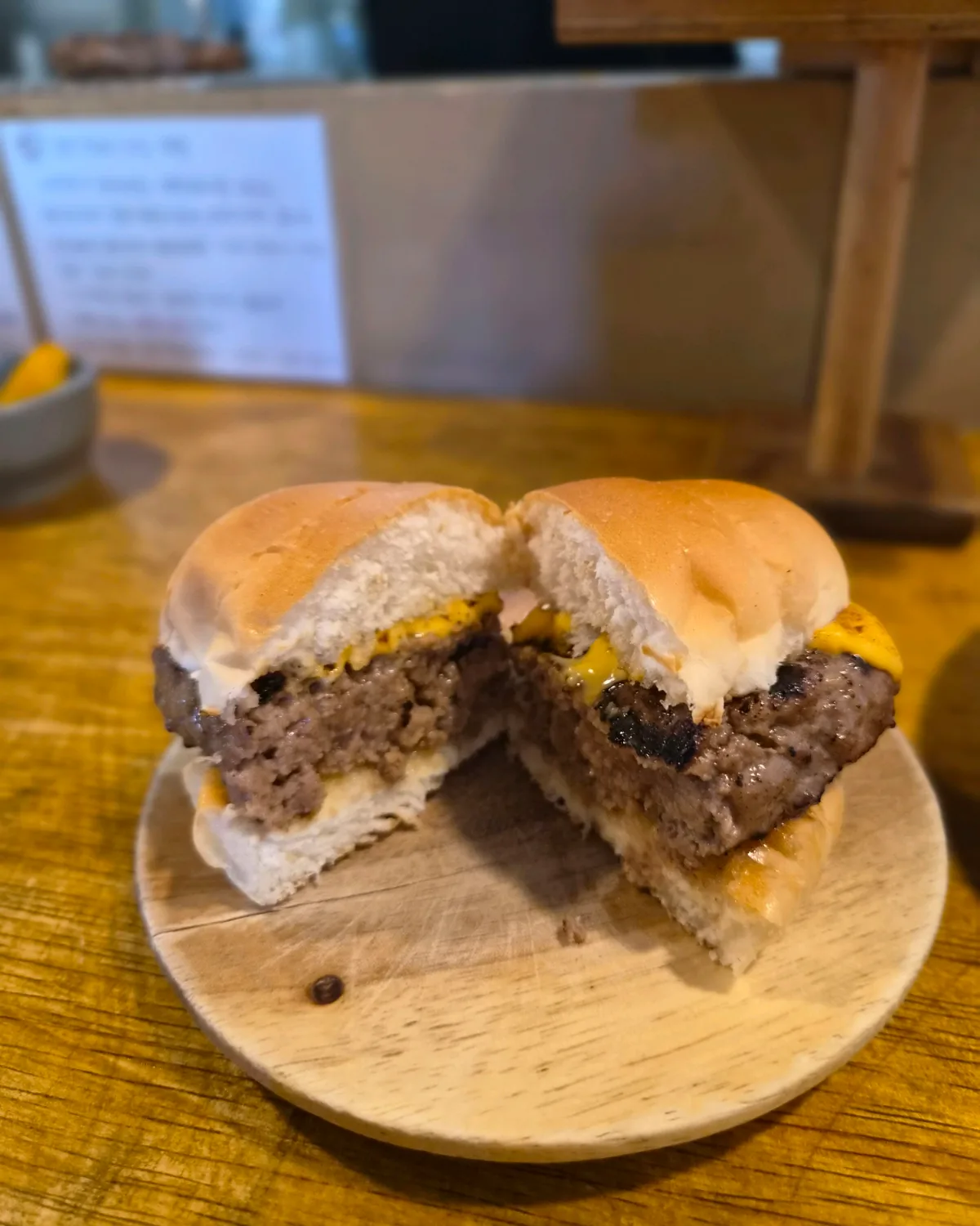 ハンバーグを挟んだ小さなパン