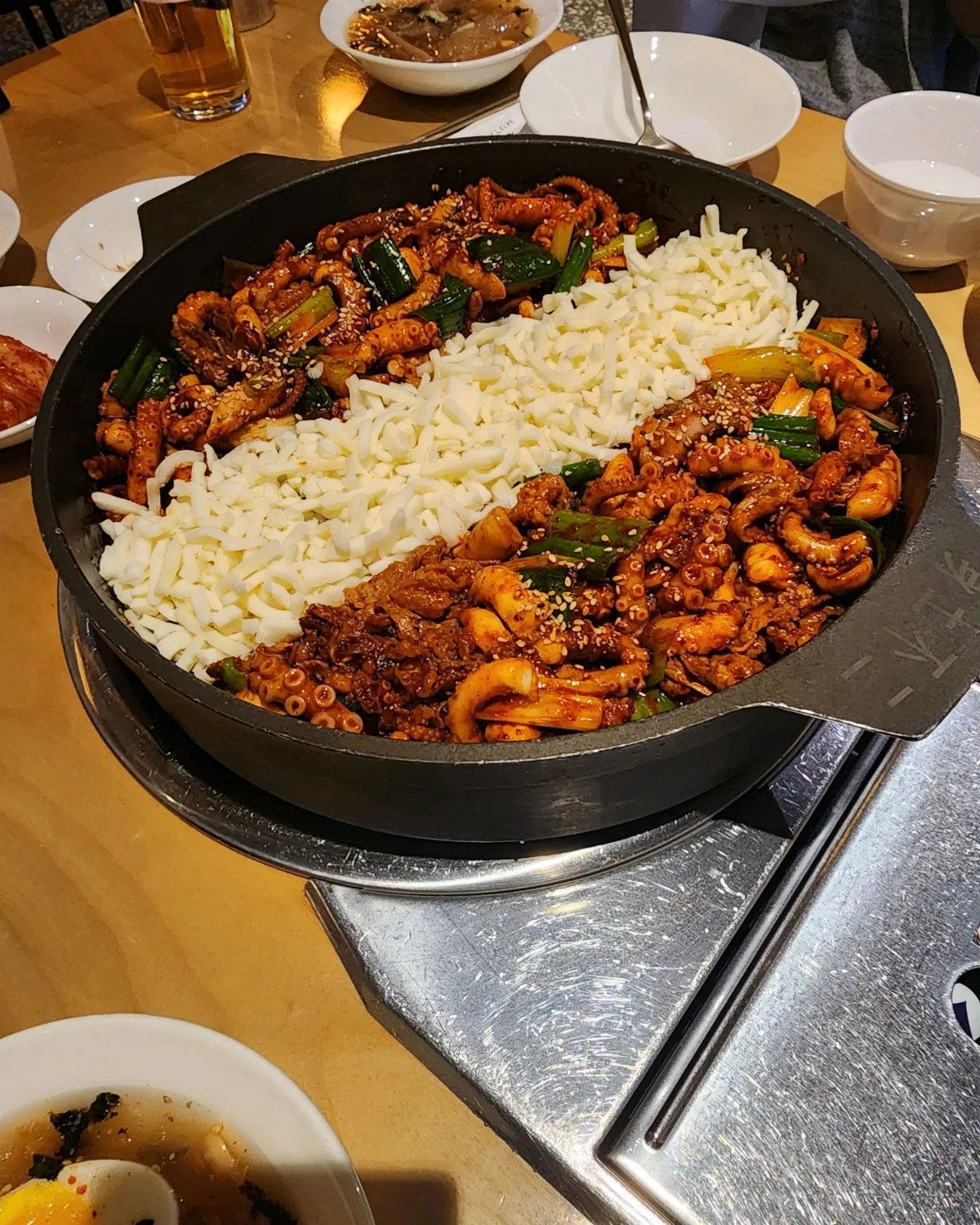 ジガンハン食堂 狎鴎亭本店 — チーズを添えたタコ炒め